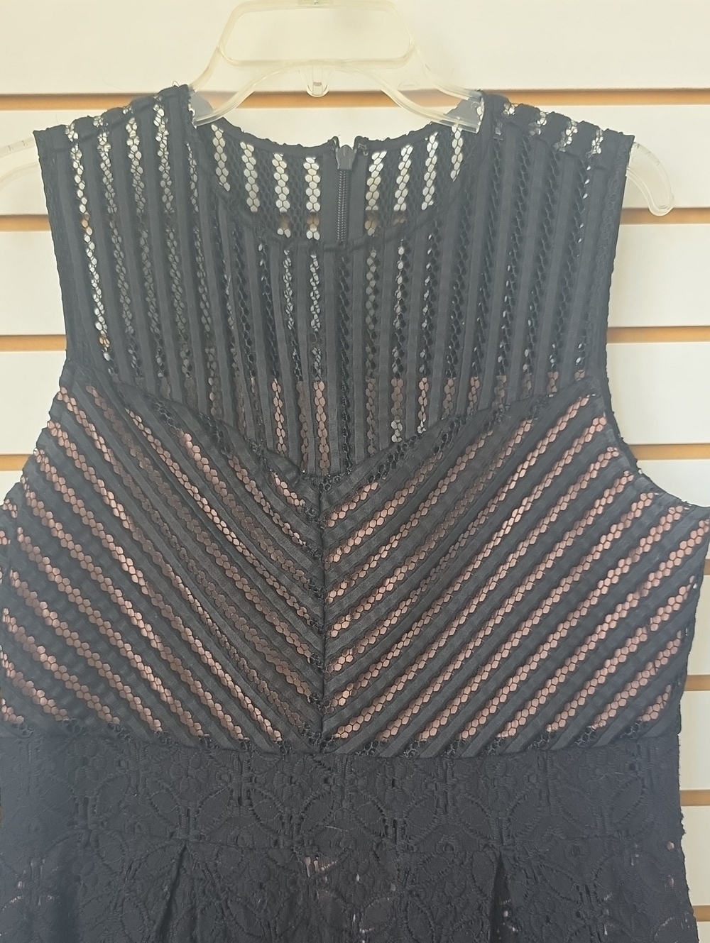NY&Co Lace Fit-and-Flare Dress Lg - Picture 2 of 8